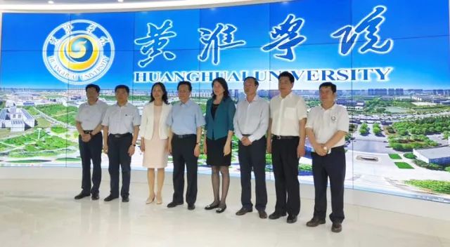 中華職業教育社理事長陳昌智、河南省副省長霍金花一行參觀展廳